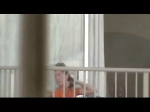 حرفي آسيوي يسحب افلا ...